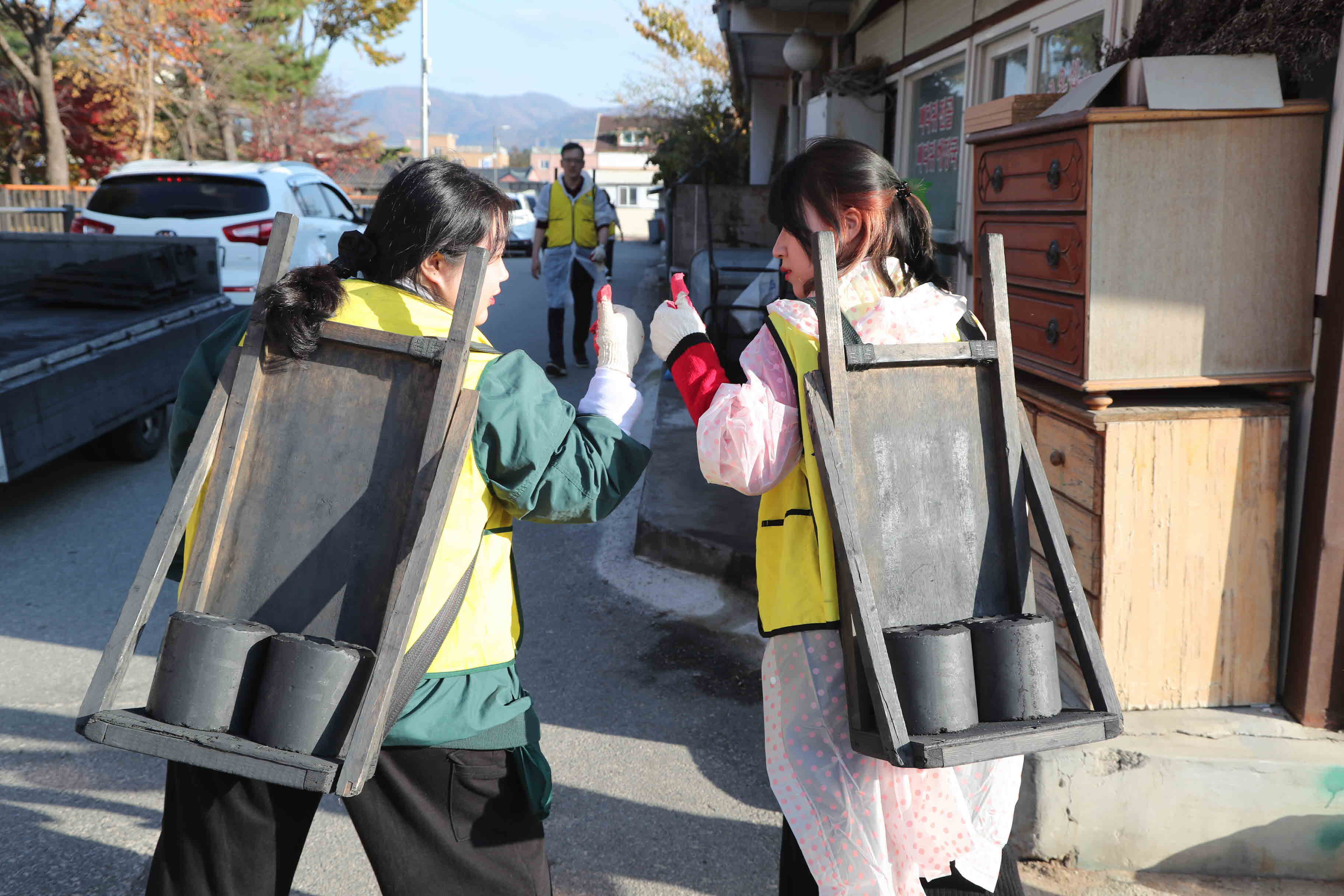 지역사회 소외계층 가정에 연탄 2,000장 전달